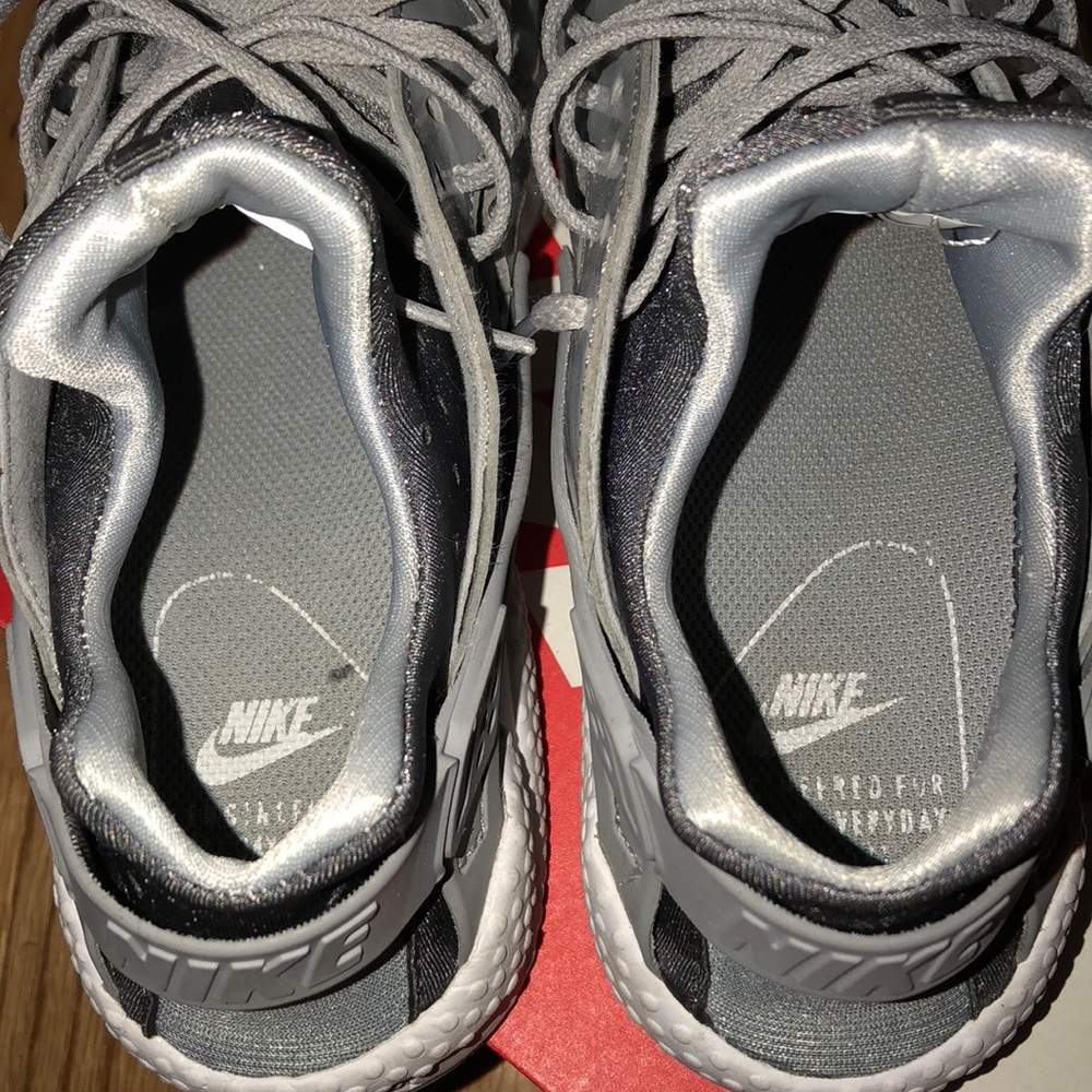 Rare gray on gray on white nike air huaraches - Picture 4 of 7